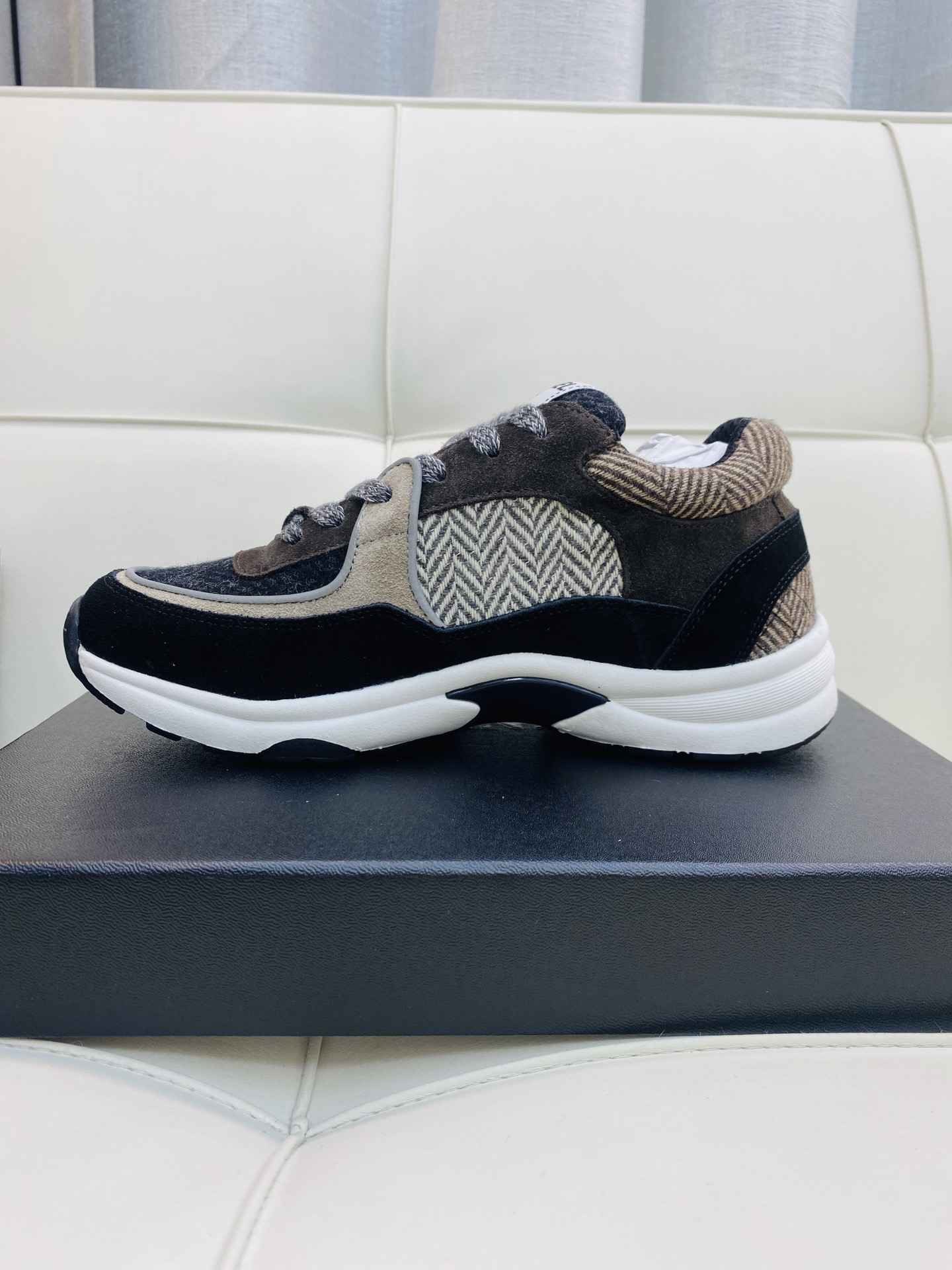 Chanel Low Top CC Trainer Brown Black White - Afbeelding 3