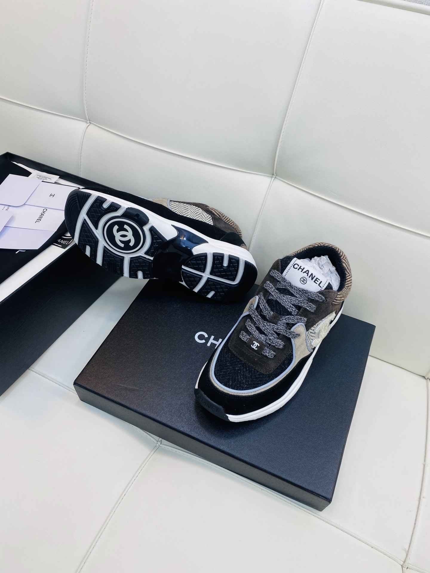Chanel Low Top CC Trainer Brown Black White - Afbeelding 4