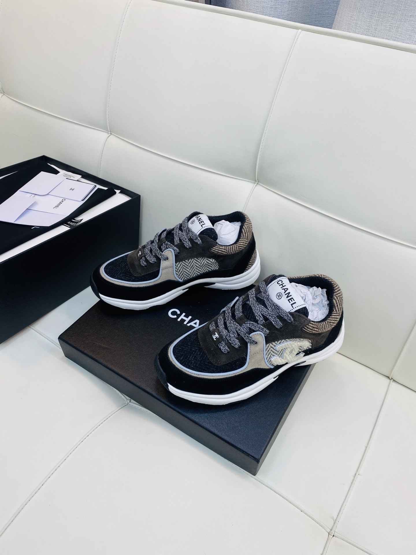 Chanel Low Top CC Trainer Brown Black White - Afbeelding 5