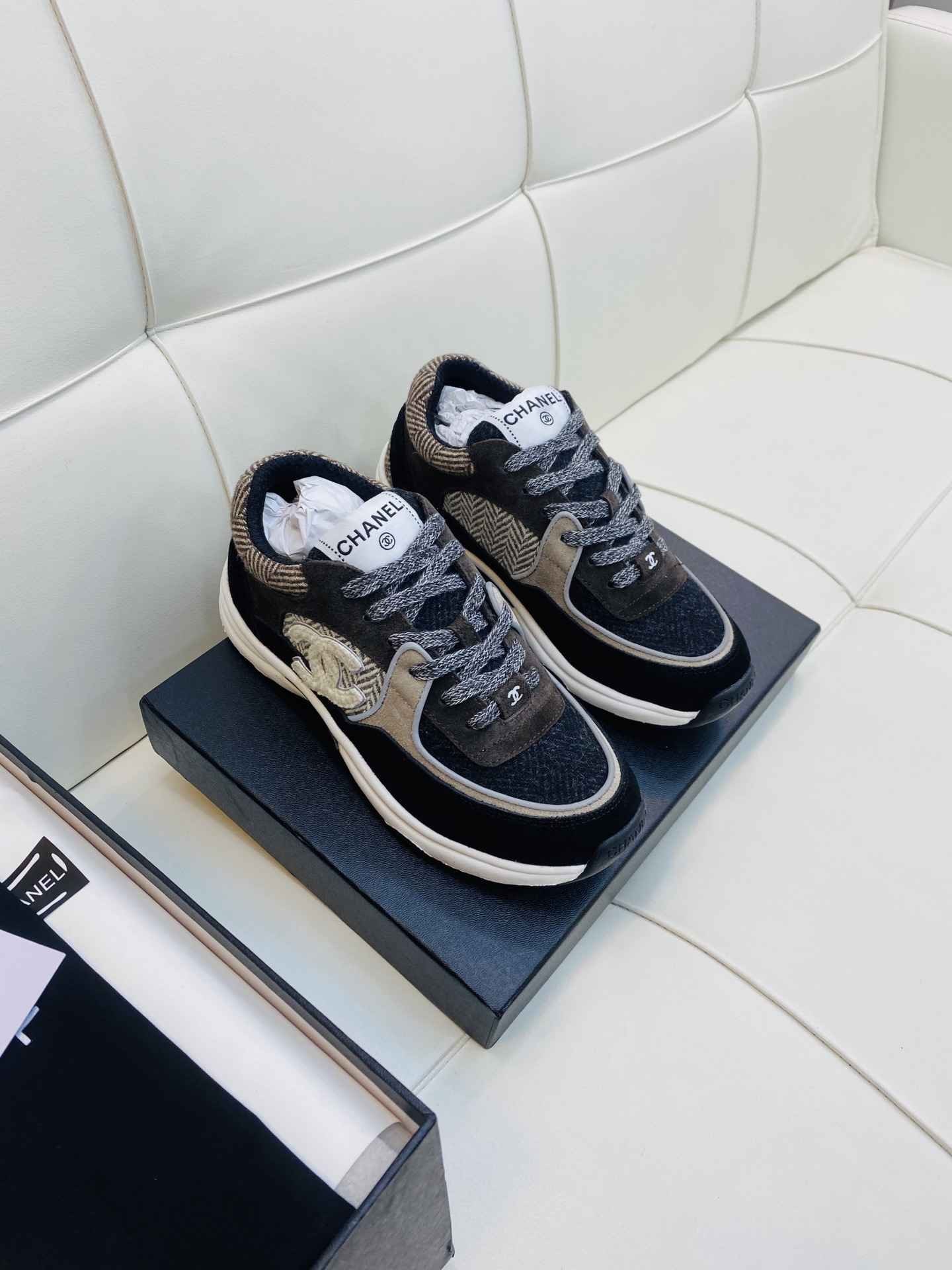 Chanel Low Top CC Trainer Brown Black White - Afbeelding 6