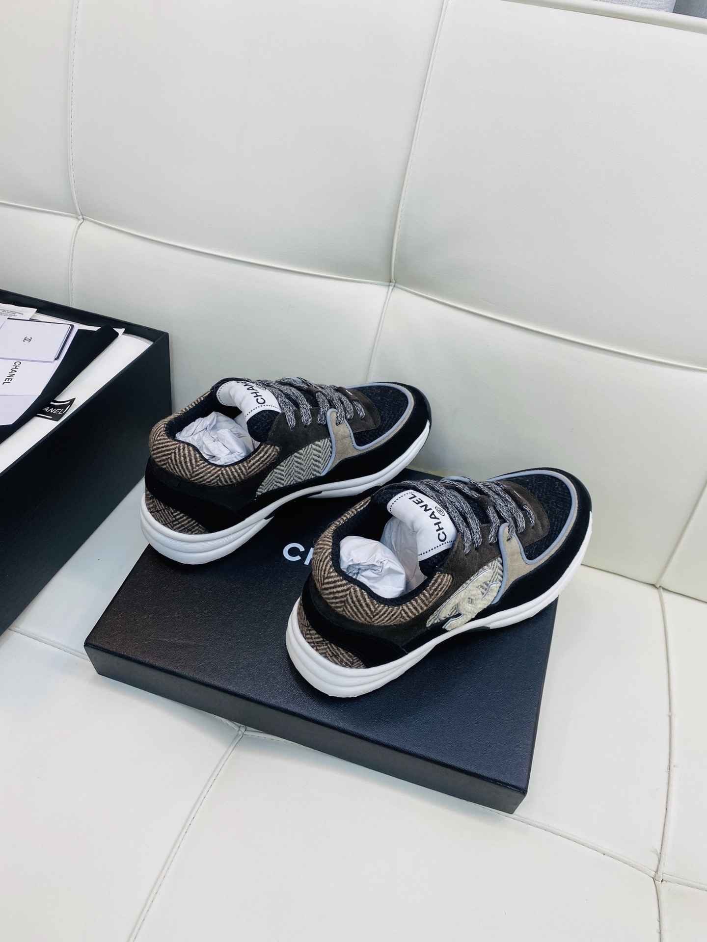 Chanel Low Top CC Trainer Brown Black White - Afbeelding 7