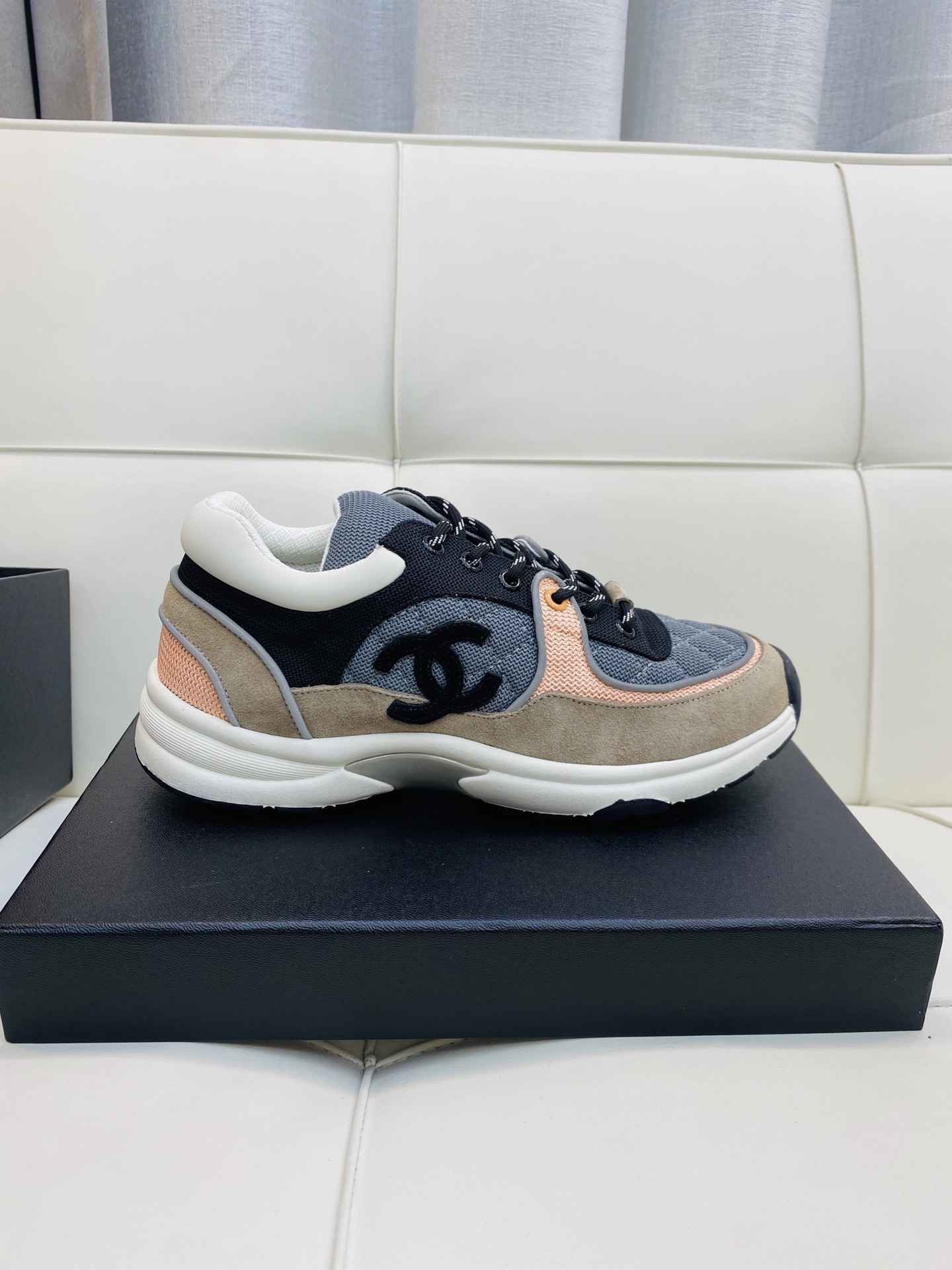 Chanel Low Top CC Trainer Grey Pink Suede - Afbeelding 2