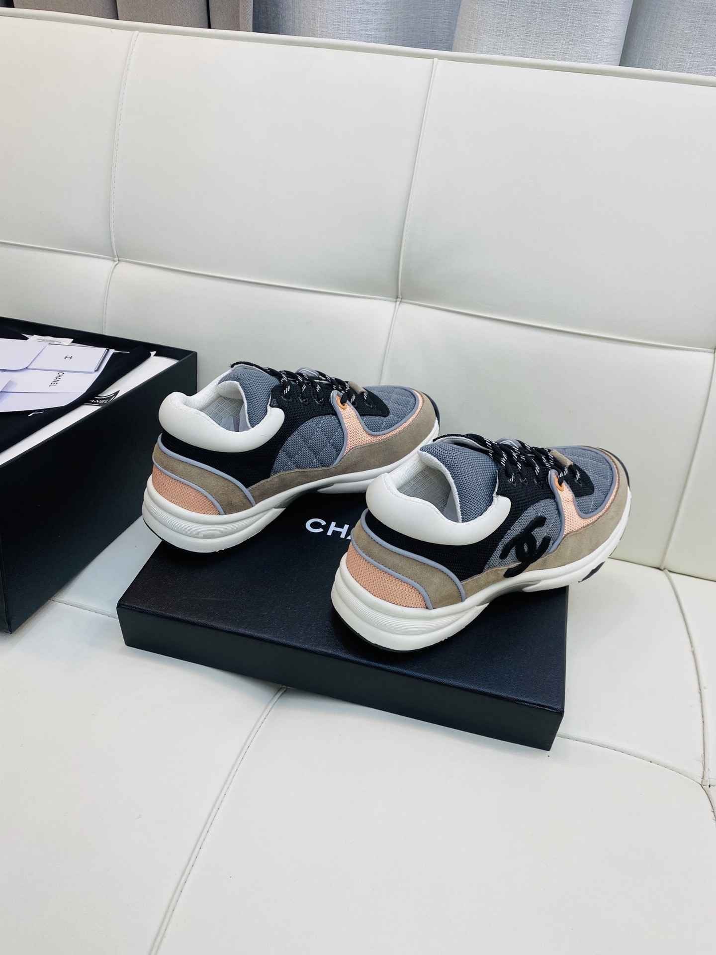 Chanel Low Top CC Trainer Grey Pink Suede - Afbeelding 4