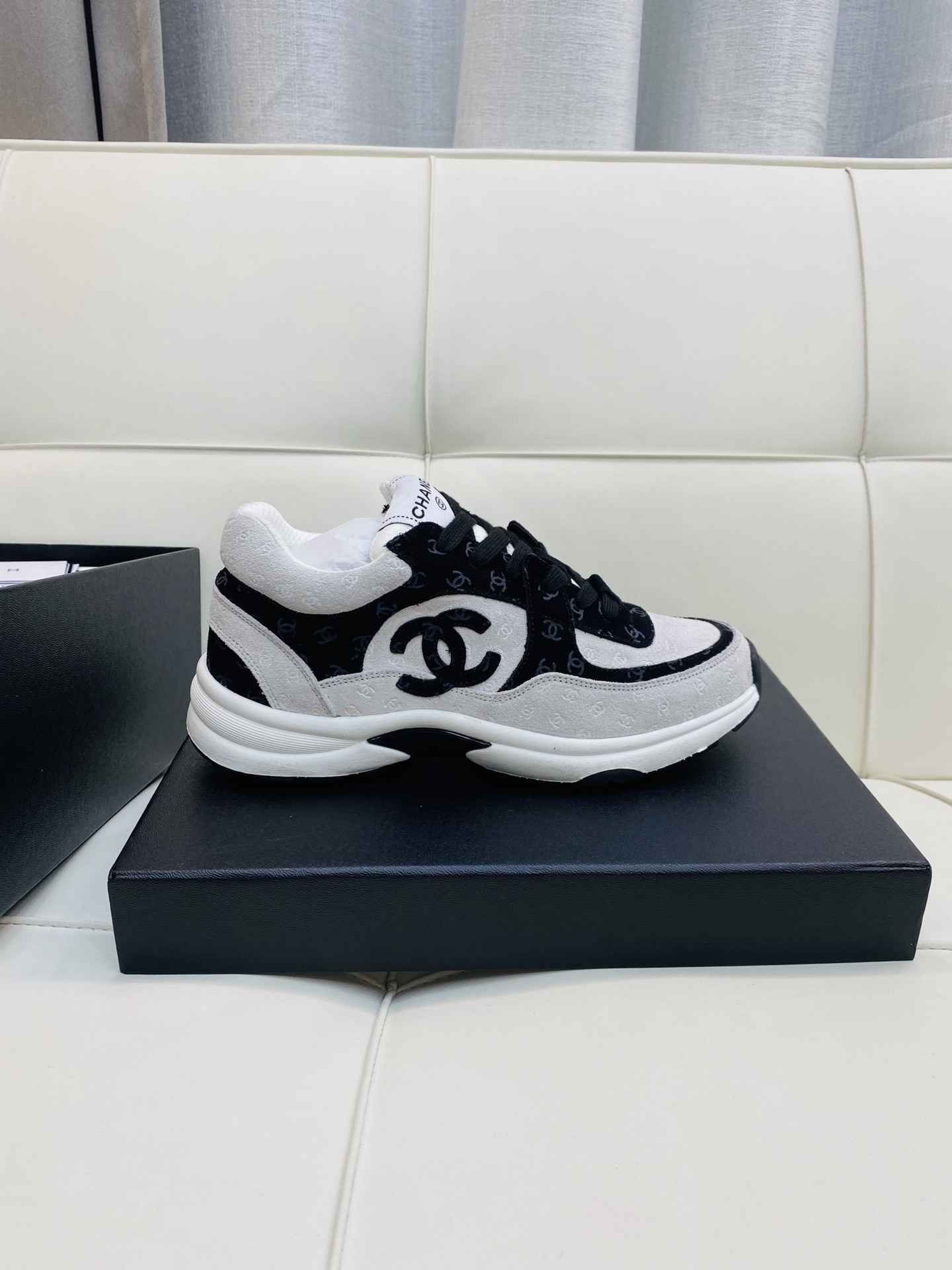 Chanel Low Top CC Trainer White Black Suede - Afbeelding 2