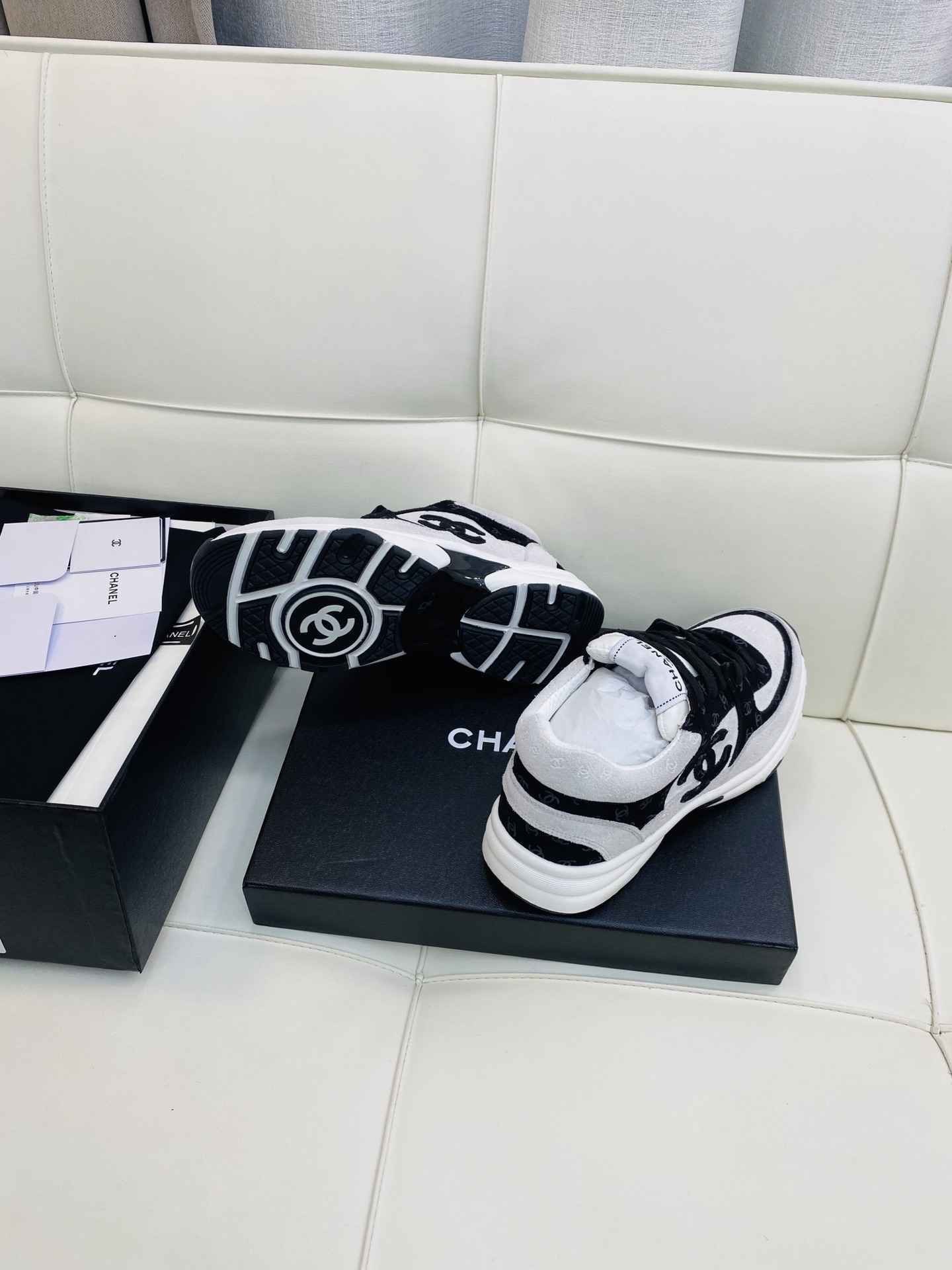 Chanel Low Top CC Trainer White Black Suede - Afbeelding 3