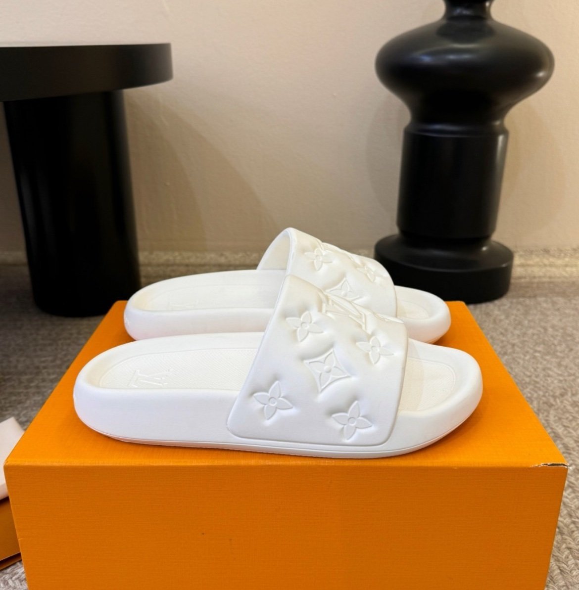 Louis Vuitton Waterfront Mule Bubble Monogram White Embossed Slides - Afbeelding 2