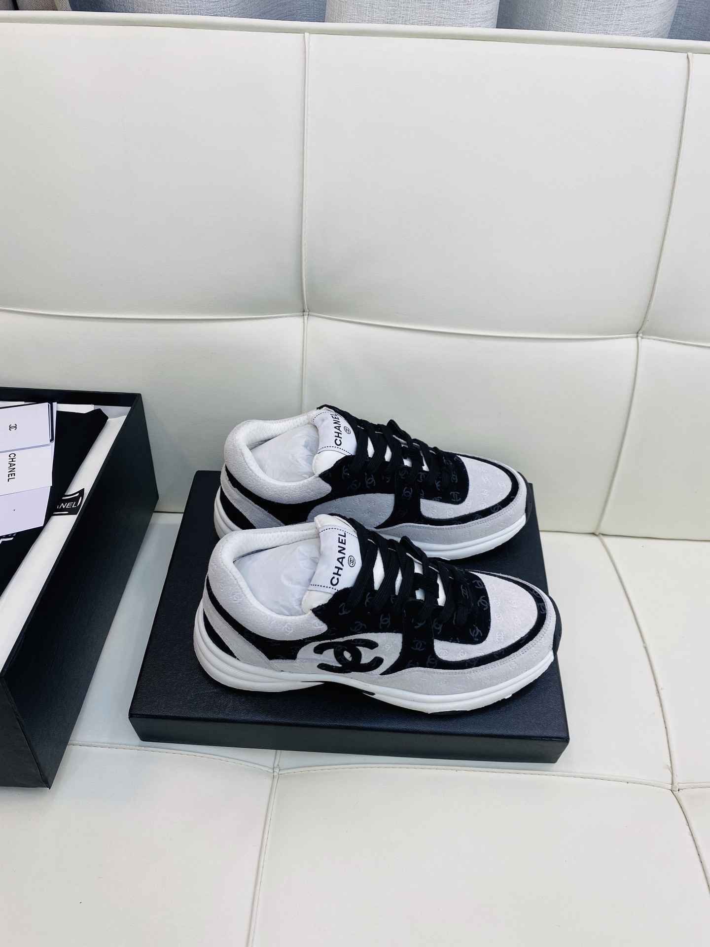 Chanel Low Top CC Trainer White Black Suede - Afbeelding 4