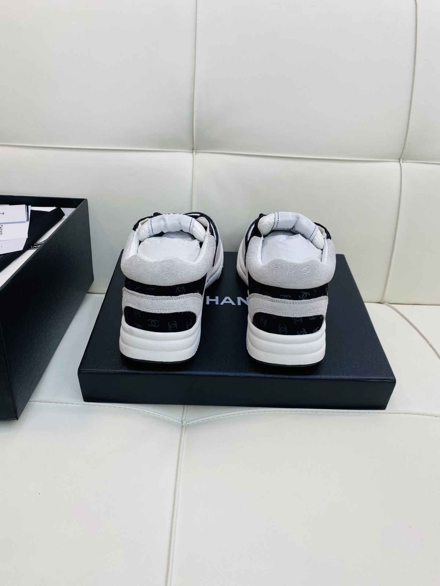 Chanel Low Top CC Trainer White Black Suede - Afbeelding 5