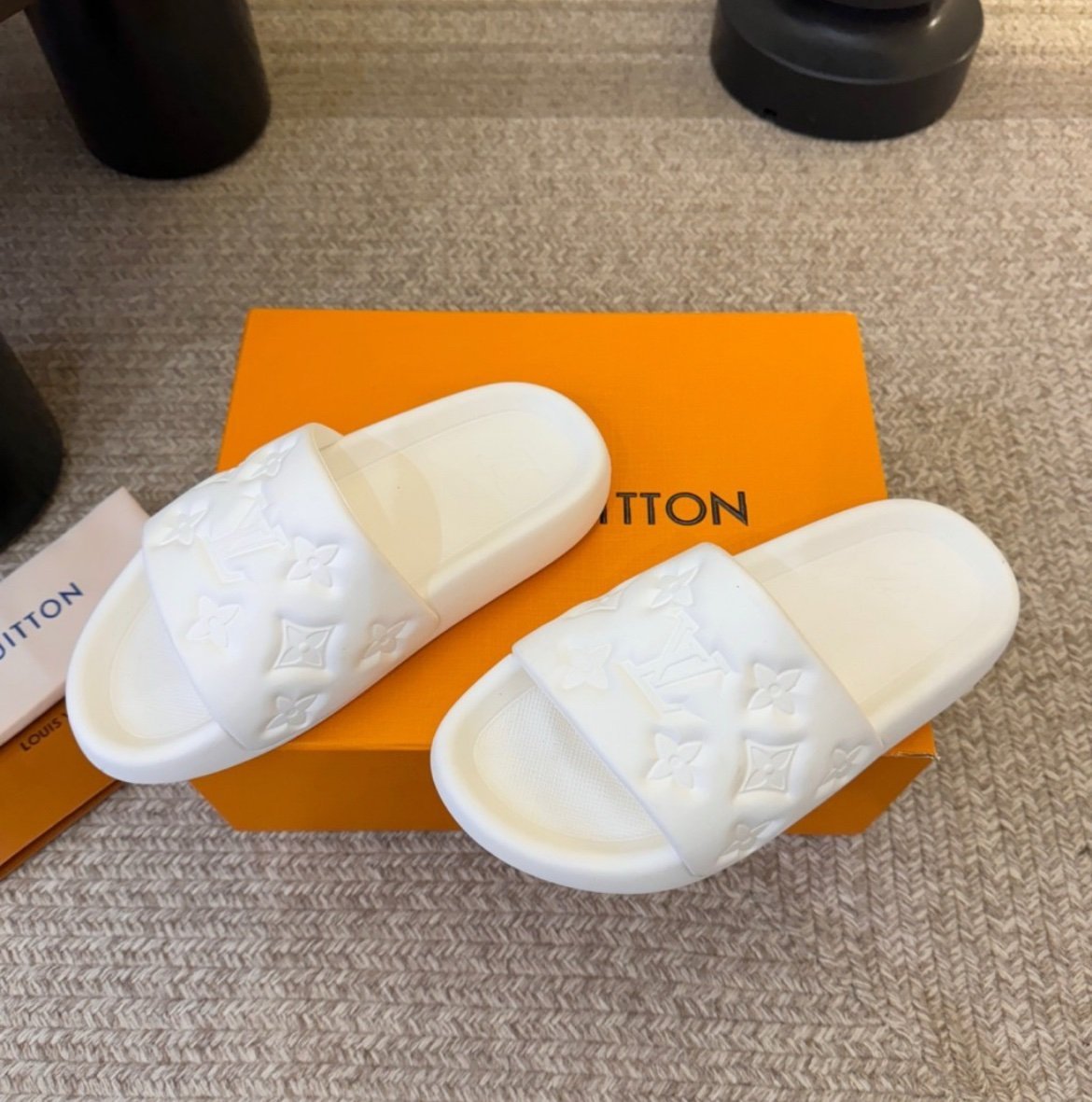 Louis Vuitton Waterfront Mule Bubble Monogram White Embossed Slides - Afbeelding 4