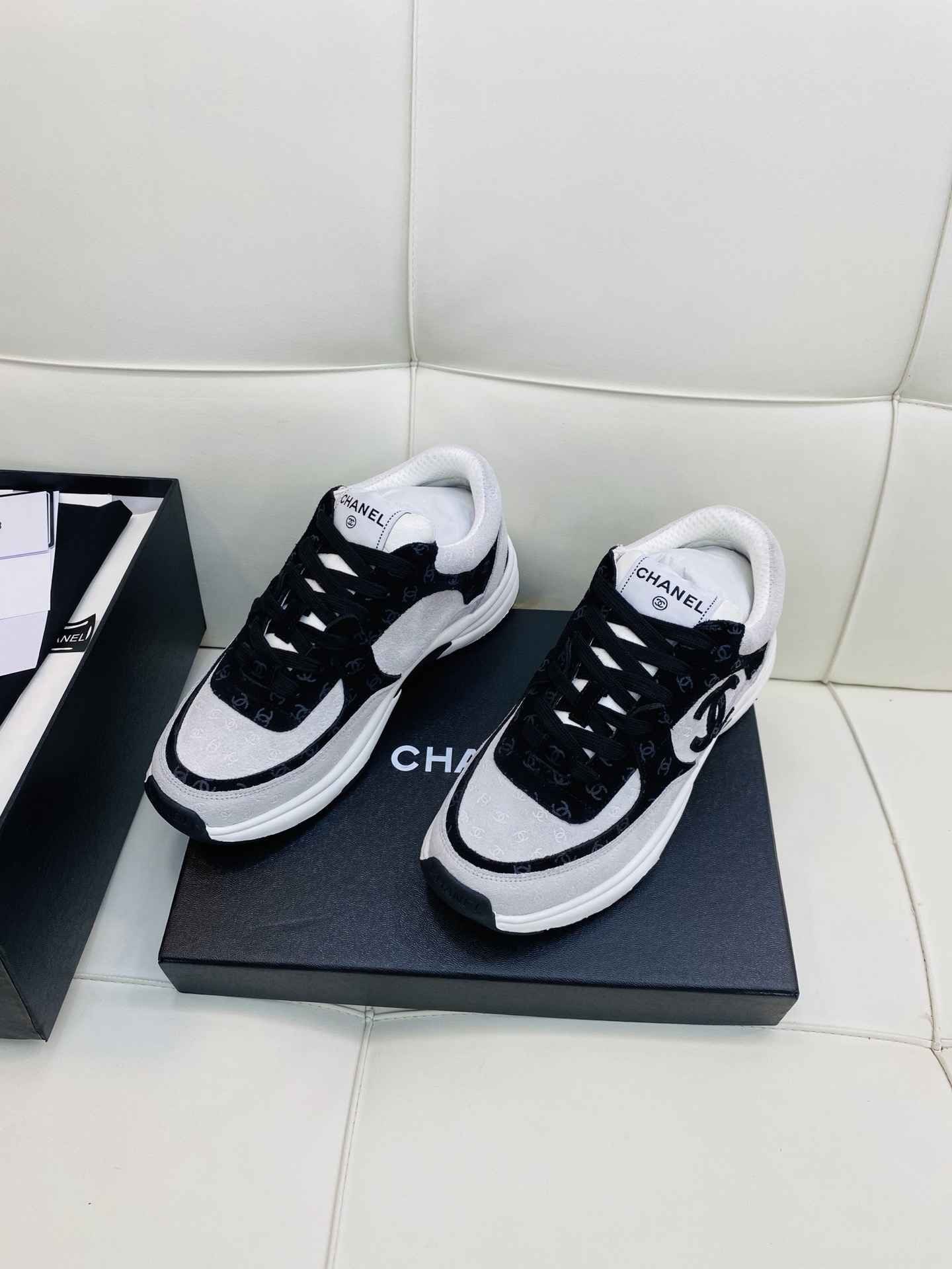 Chanel Low Top CC Trainer White Black Suede - Afbeelding 6