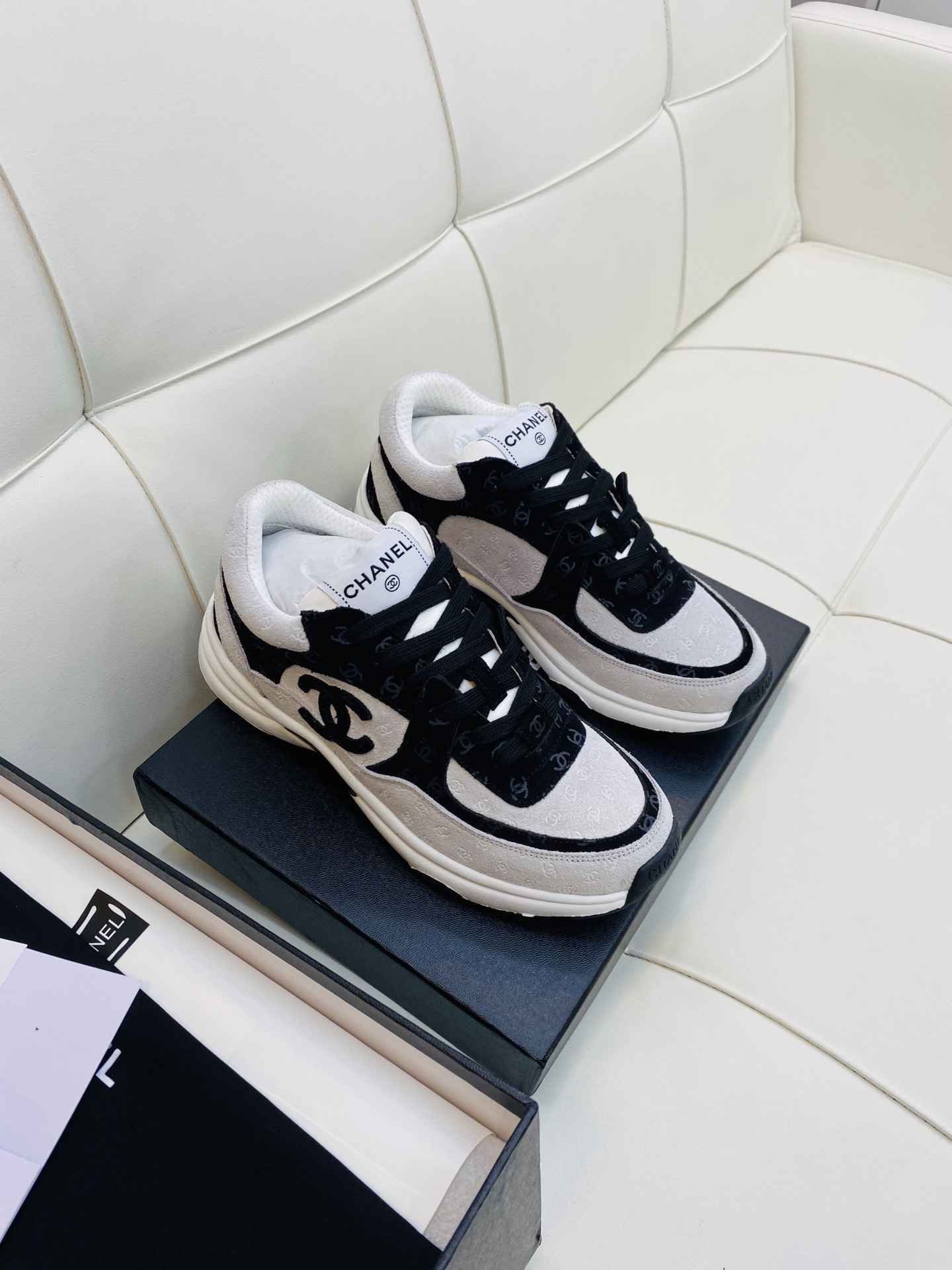 Chanel Low Top CC Trainer White Black Suede - Afbeelding 7