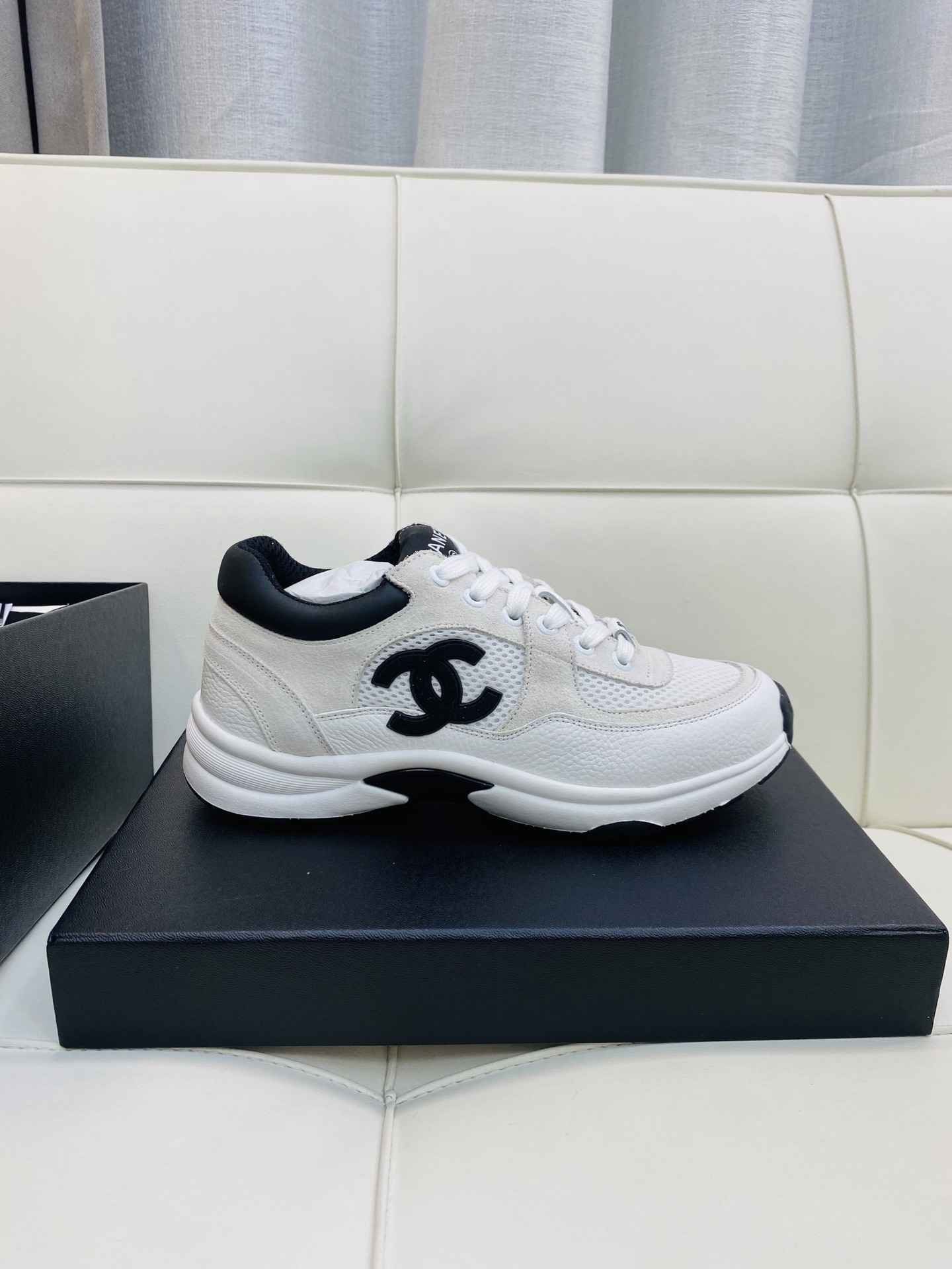 Chanel Low Top CC Trainer Black/White - Afbeelding 2