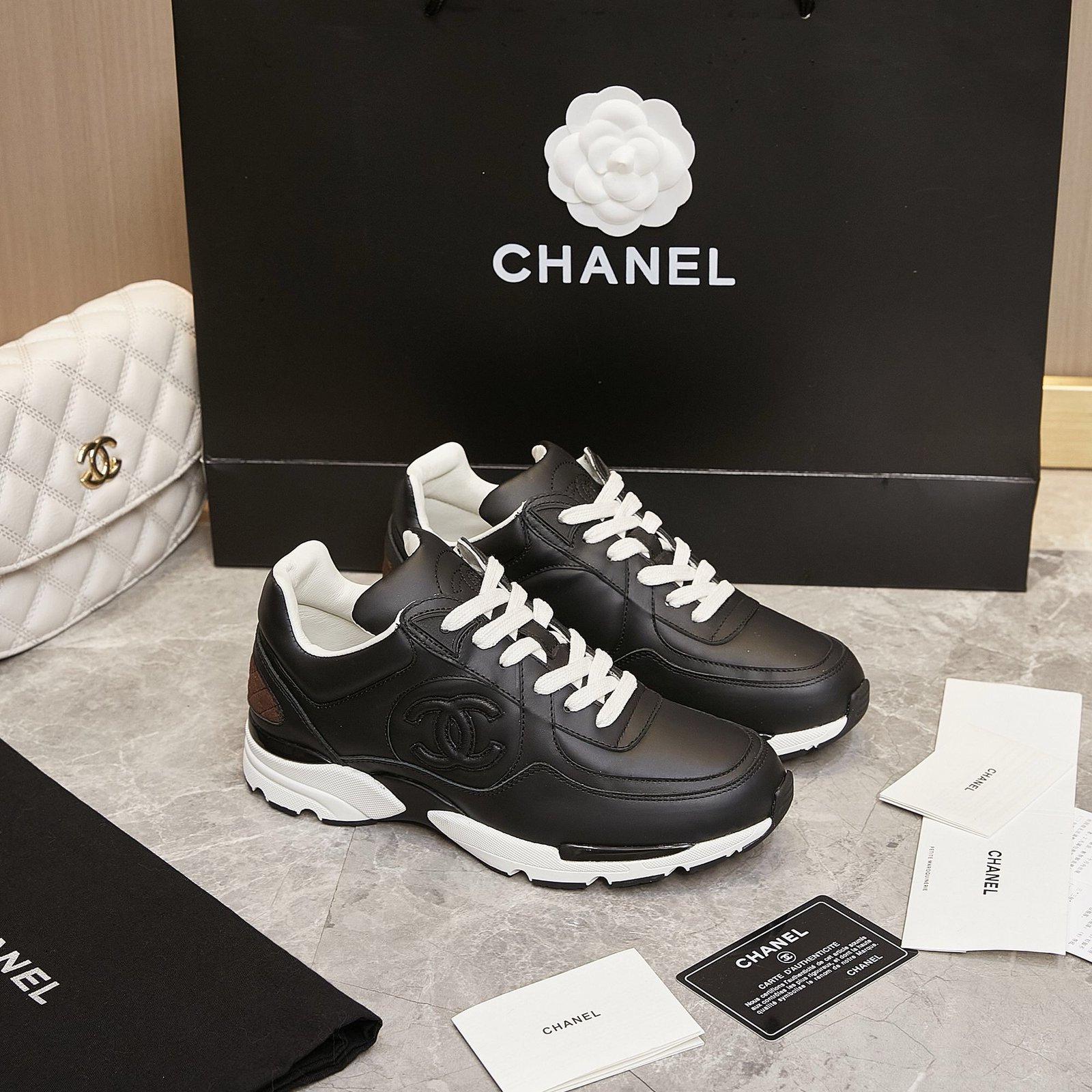Chanel Low Top CC Trainer Black Leather - Afbeelding 2