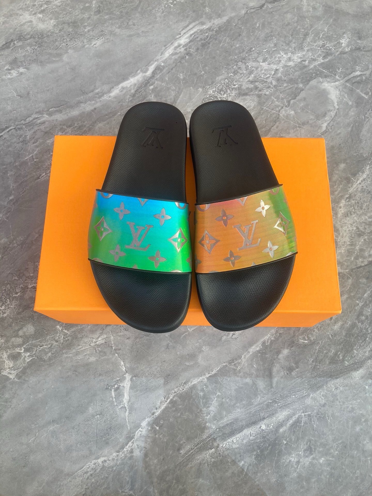 Louis Vuitton Multicolor Iridescent Monogram Slides - Afbeelding 2