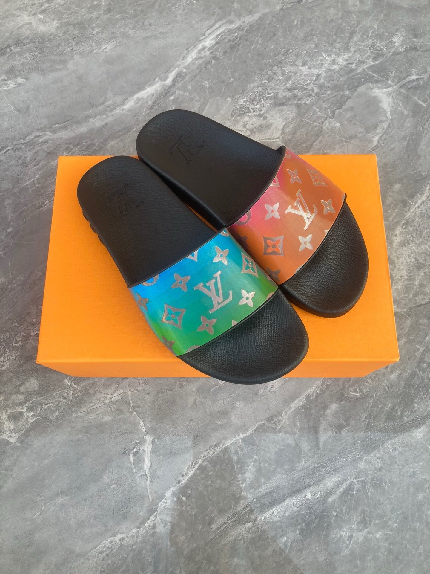 Louis Vuitton Multicolor Iridescent Monogram Slides - Afbeelding 3