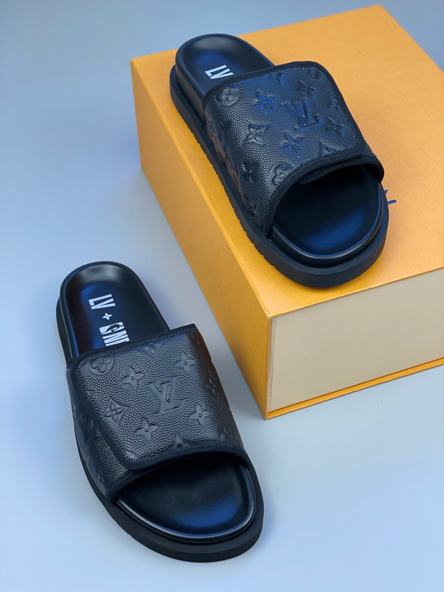 Louis Vuitton x NBA Monogram Leather Black Slides - Afbeelding 4