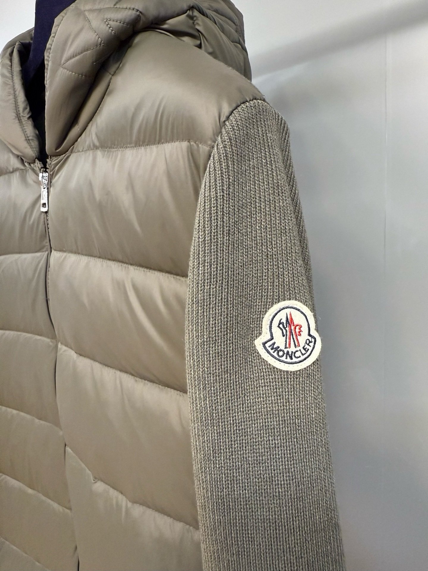 Moncler Padded Wool Knit Zip Up Jacket In Green - Afbeelding 5