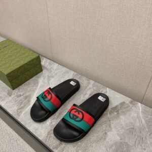 Alternative view of Gucci Interlocking G Green/Red Black Slides