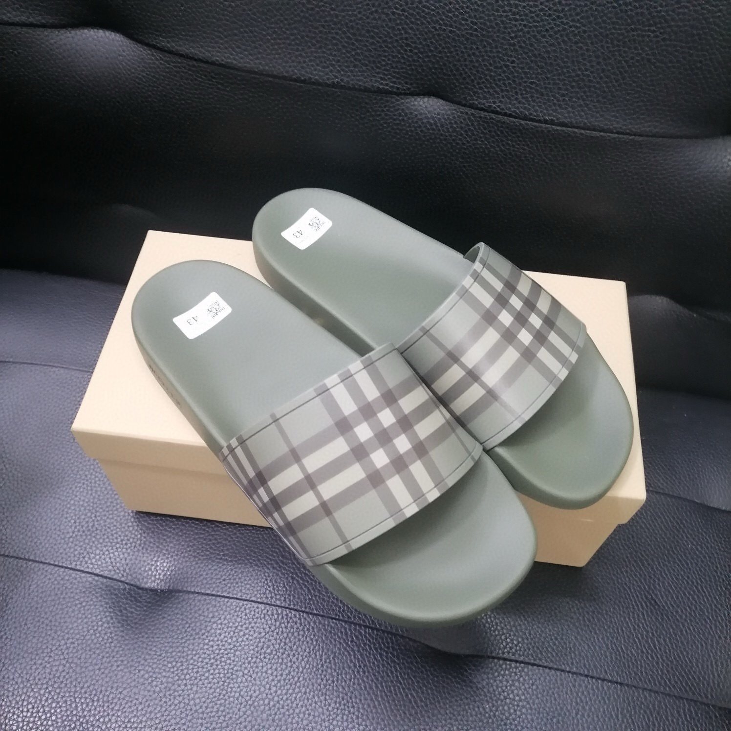 Burberry Embossed Logo Slides Military Green - Afbeelding 5