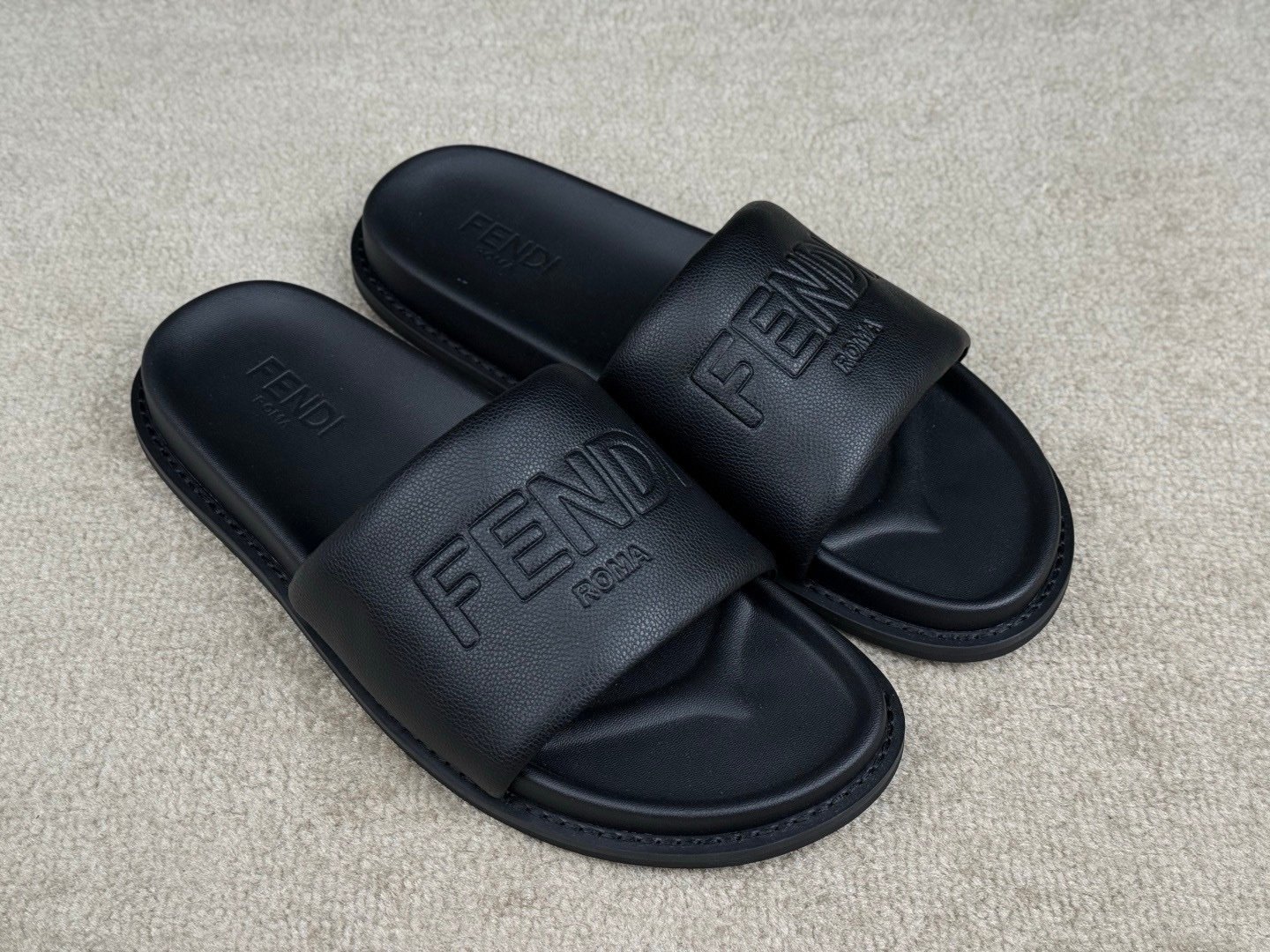 Fendi Roma Embossed Logo Leather Slide In Black - Afbeelding 2