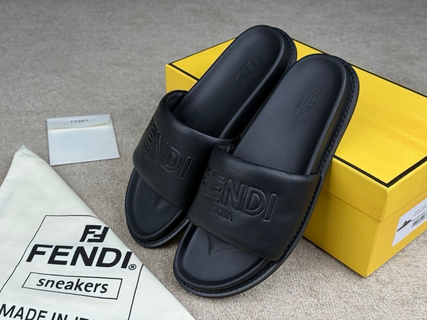 Fendi Roma Embossed Logo Leather Slide In Black - Afbeelding 3