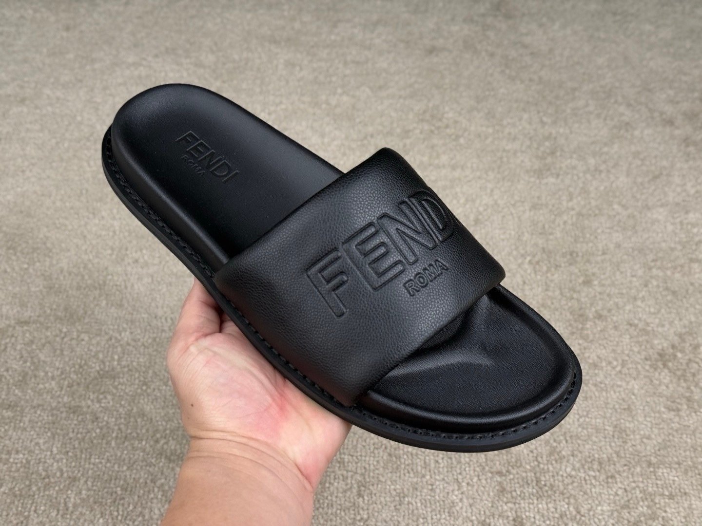 Fendi Roma Embossed Logo Leather Slide In Black - Afbeelding 5
