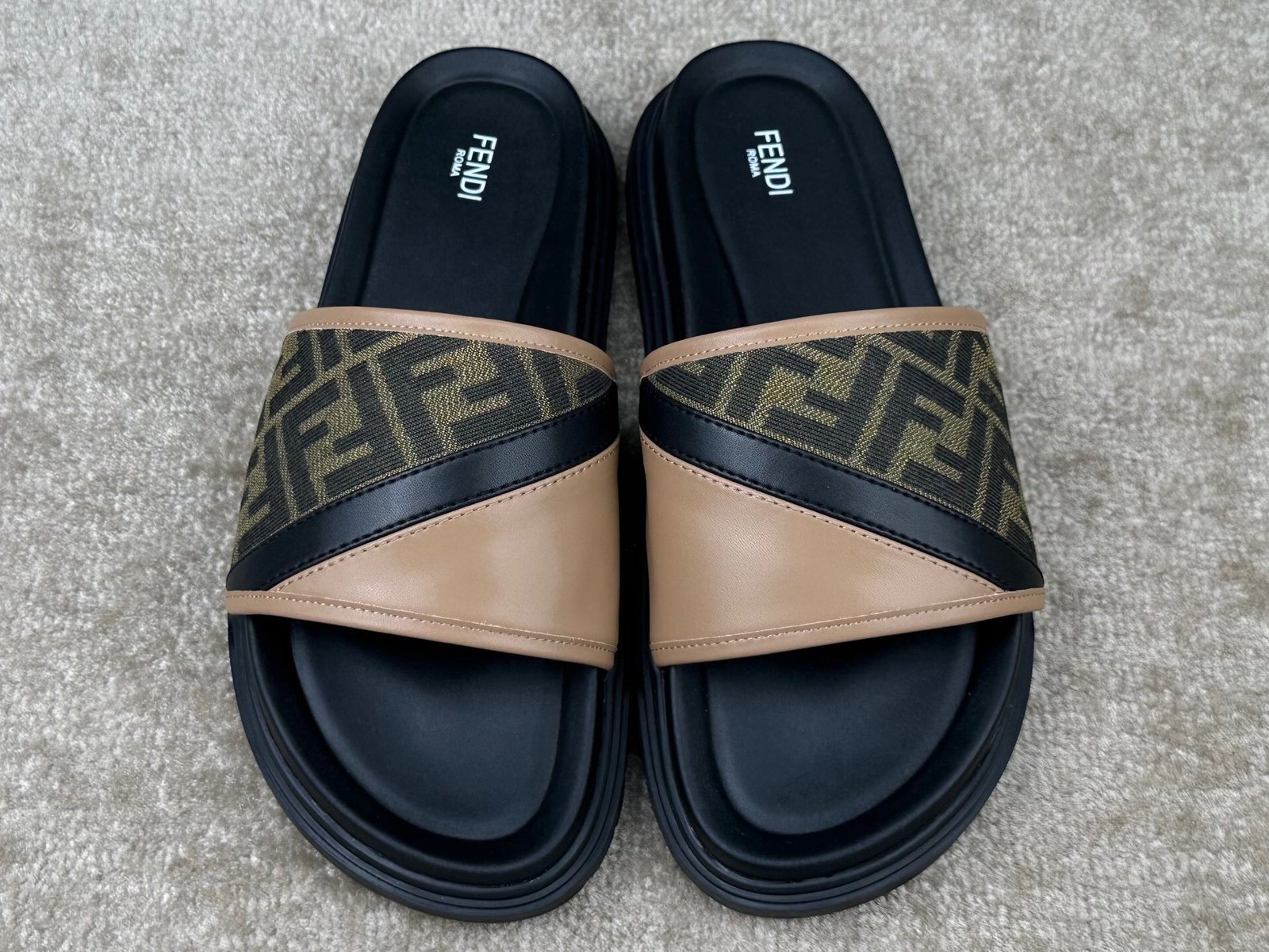 Fendi FF Diagnosal Slides In Brown/Black - Afbeelding 4