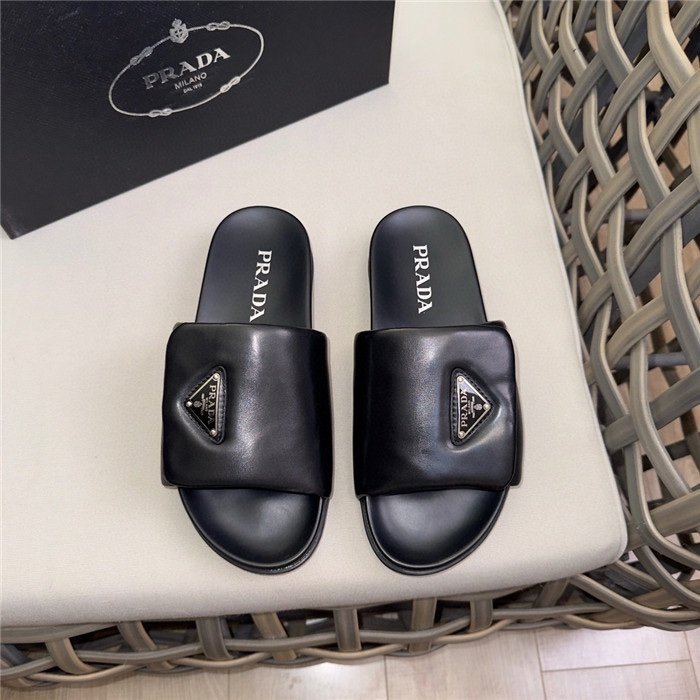 Prada Soft Padded Black Leather Slippers - Afbeelding 2