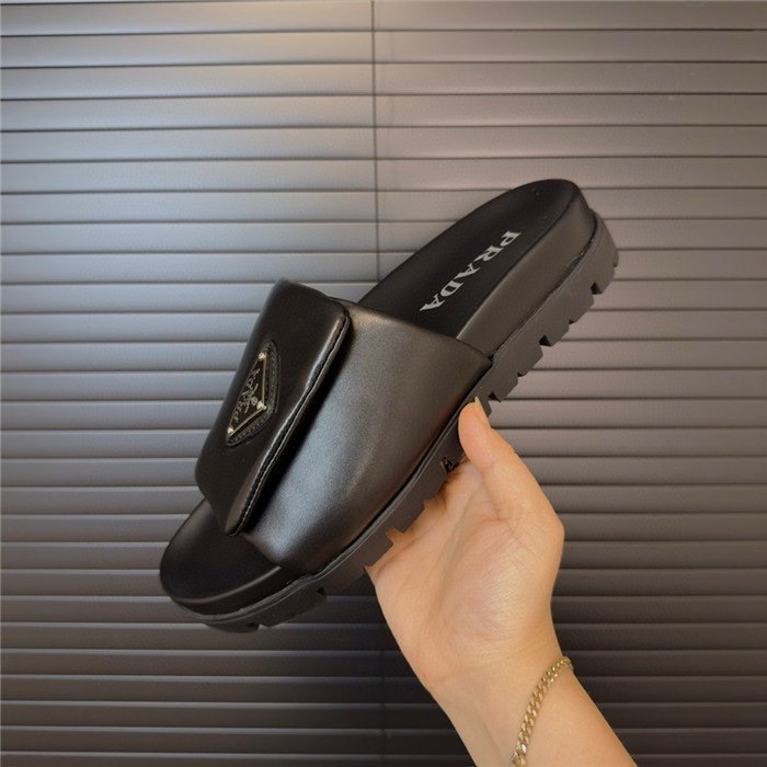Prada Soft Padded Black Leather Slippers - Afbeelding 5