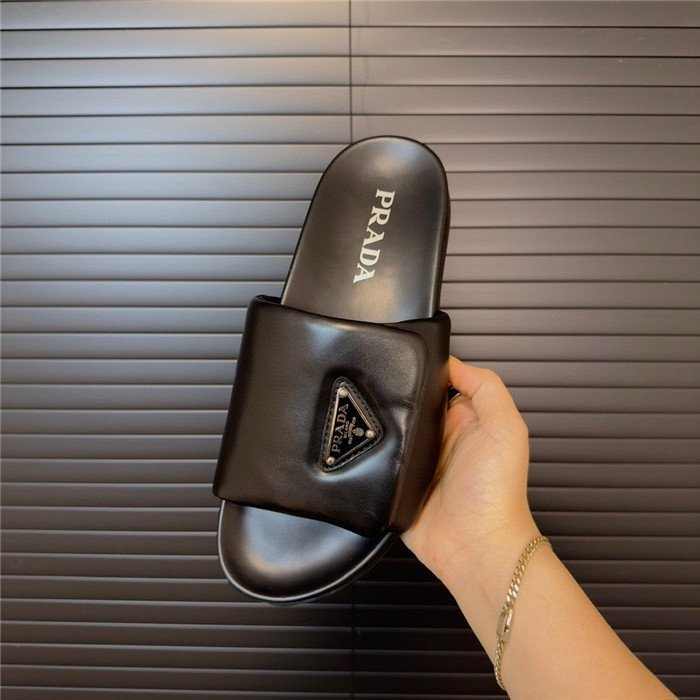 Prada Soft Padded Black Leather Slippers - Afbeelding 6