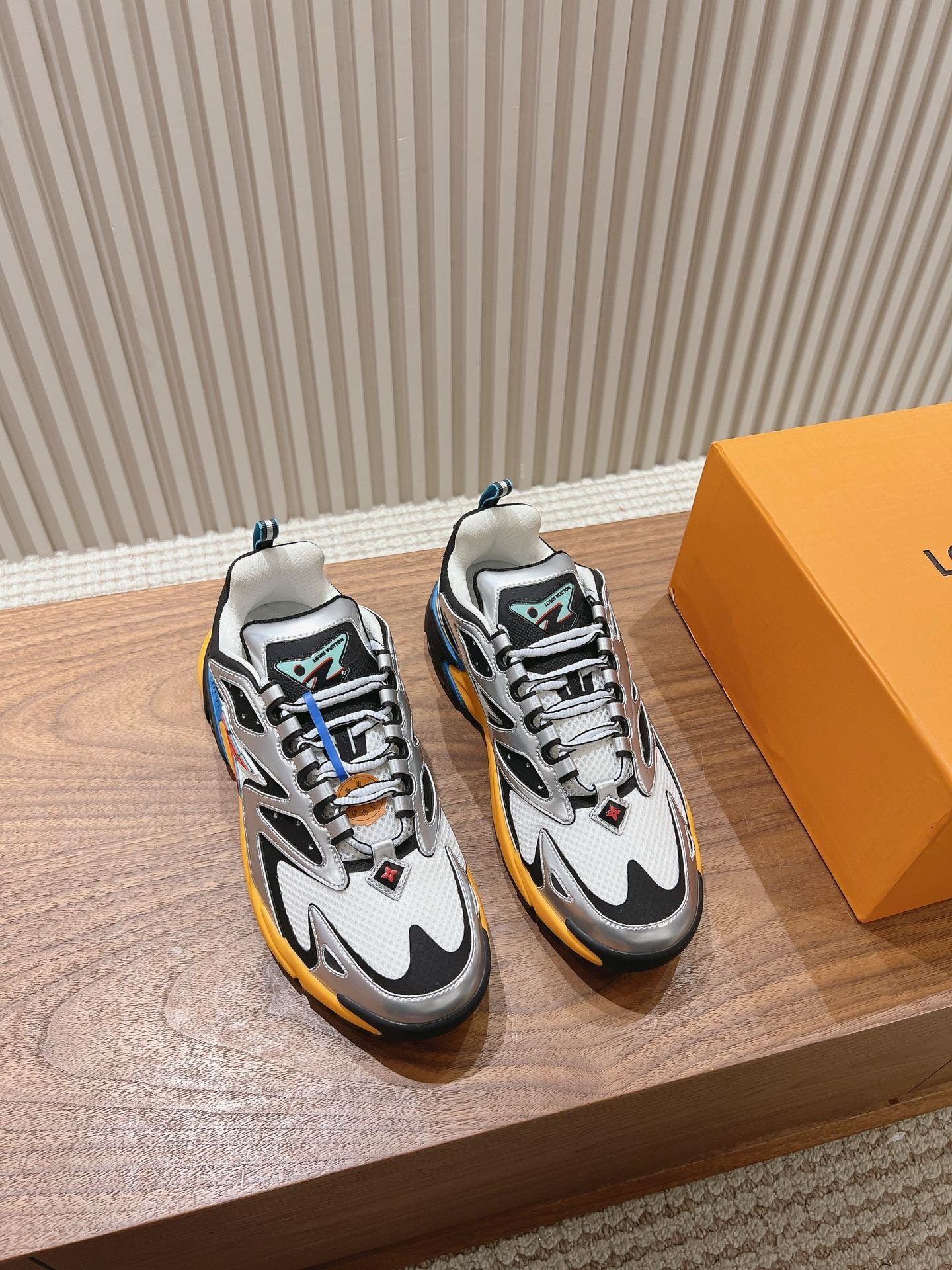 Louis Vuitton Runner Tatic Silver - Afbeelding 4