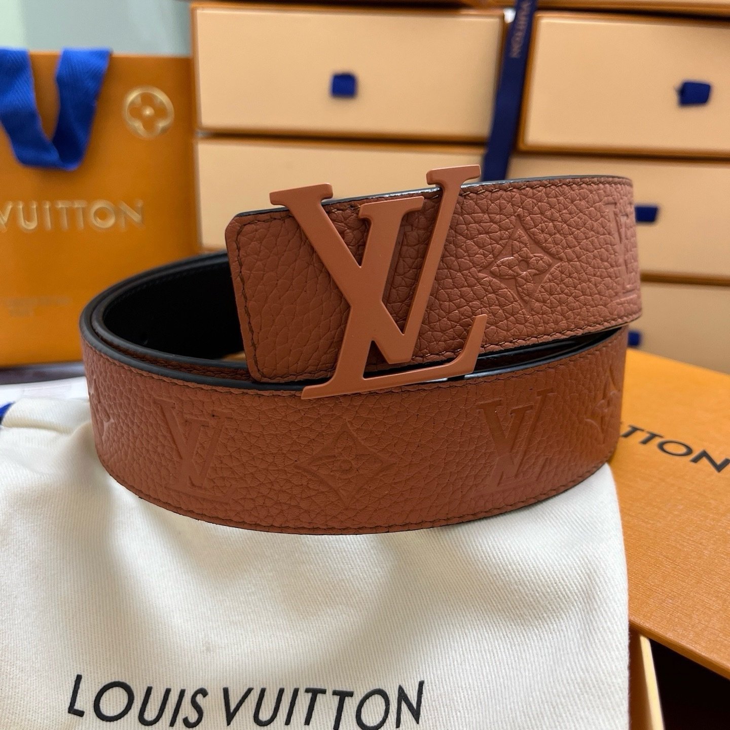 Louis Vuitton LV Initials Taurillon Monogram 40mm Reversible Belt
Camel Brown - Afbeelding 3