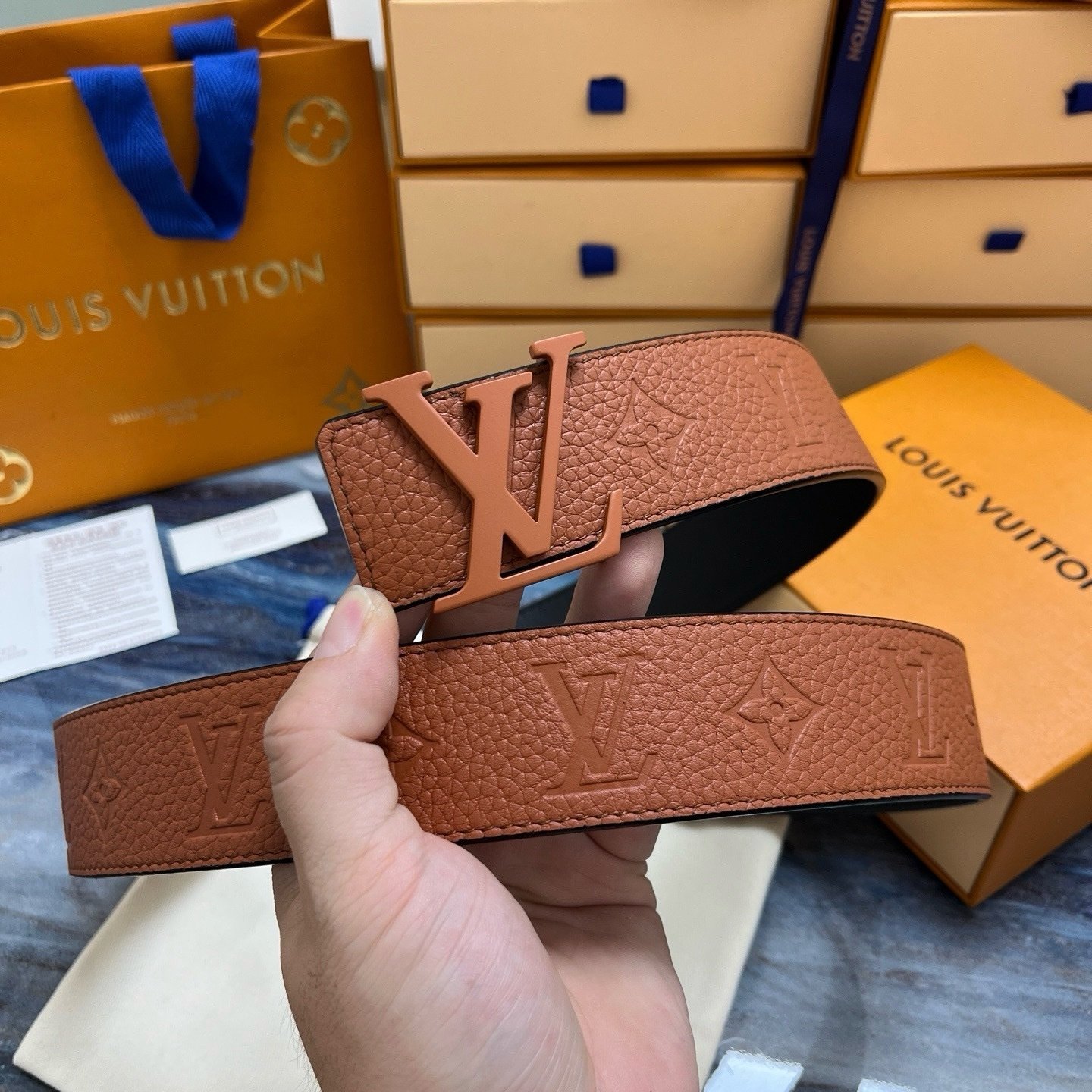 Louis Vuitton LV Initials Taurillon Monogram 40mm Reversible Belt
Camel Brown - Afbeelding 2